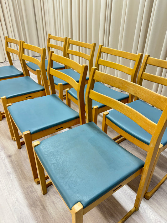 Trästolar med blå galon