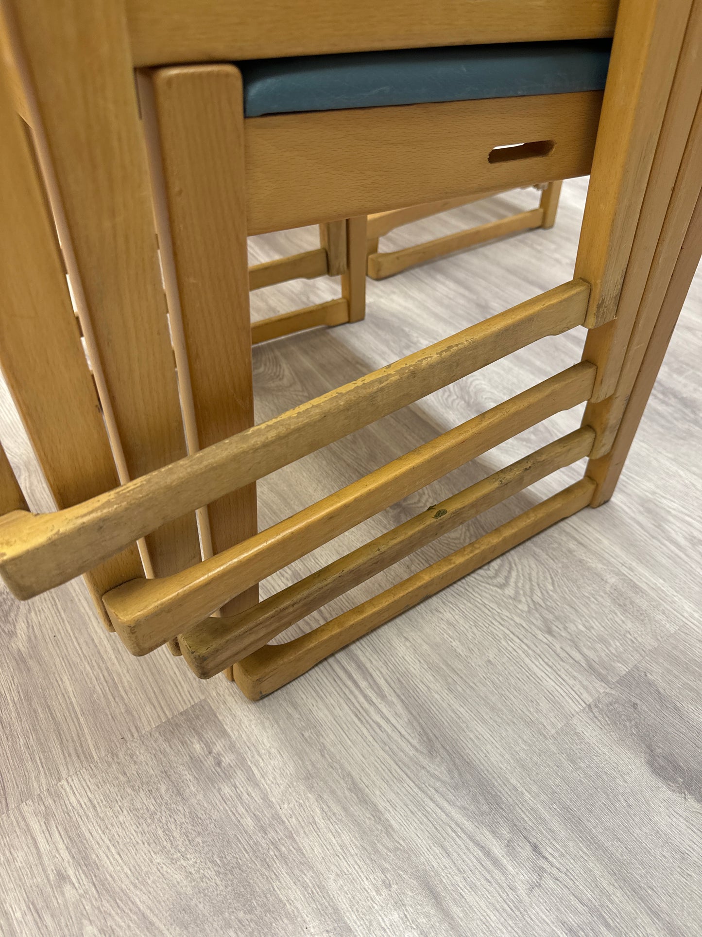 Trästolar med blå galon