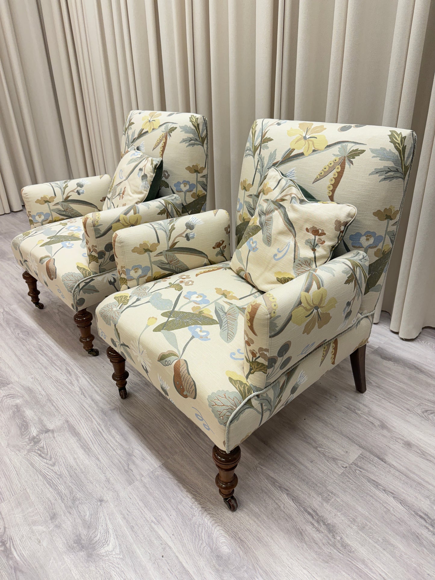 2 st blommiga fåtöljer - Sekelskifte