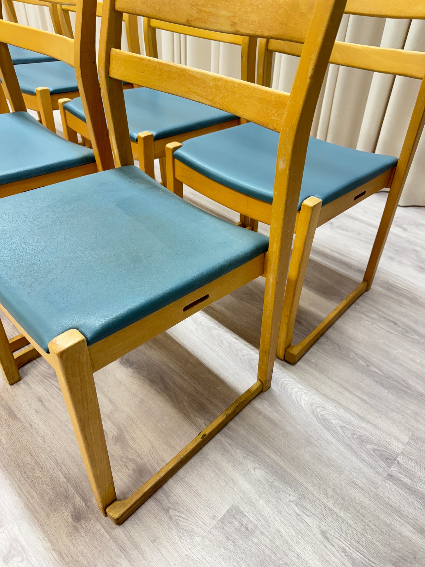 Trästolar med blå galon