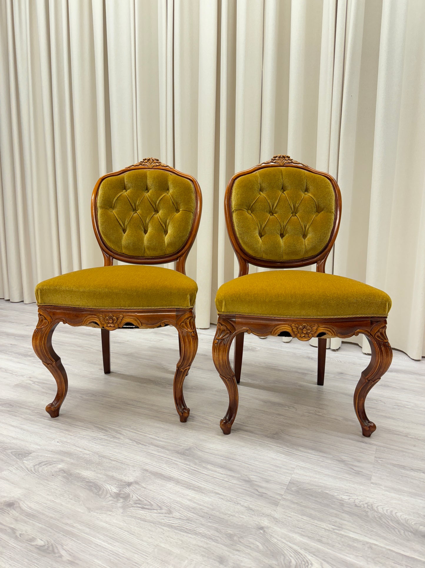 2 st Stilstolar - Olive - 1900 tal