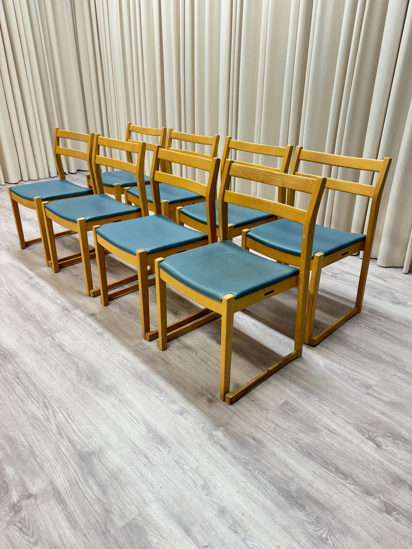 Trästolar med blå galon