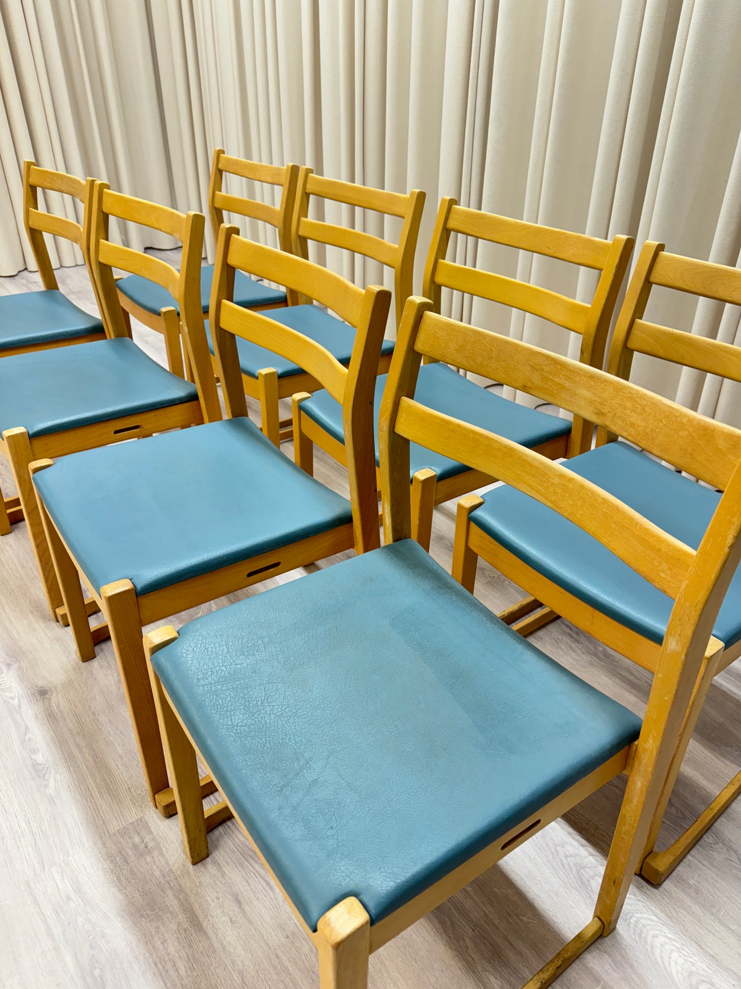 Trästolar med blå galon