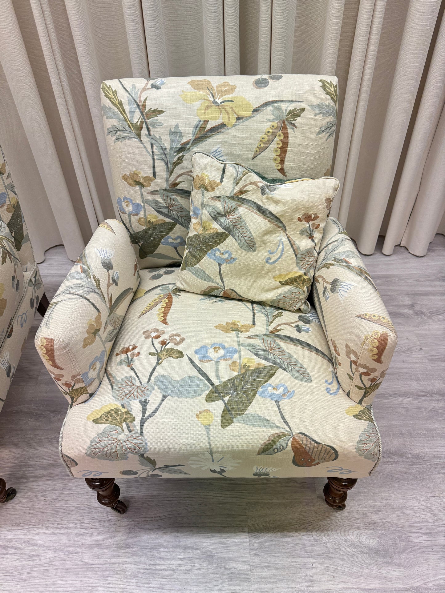 2 st blommiga fåtöljer - Sekelskifte