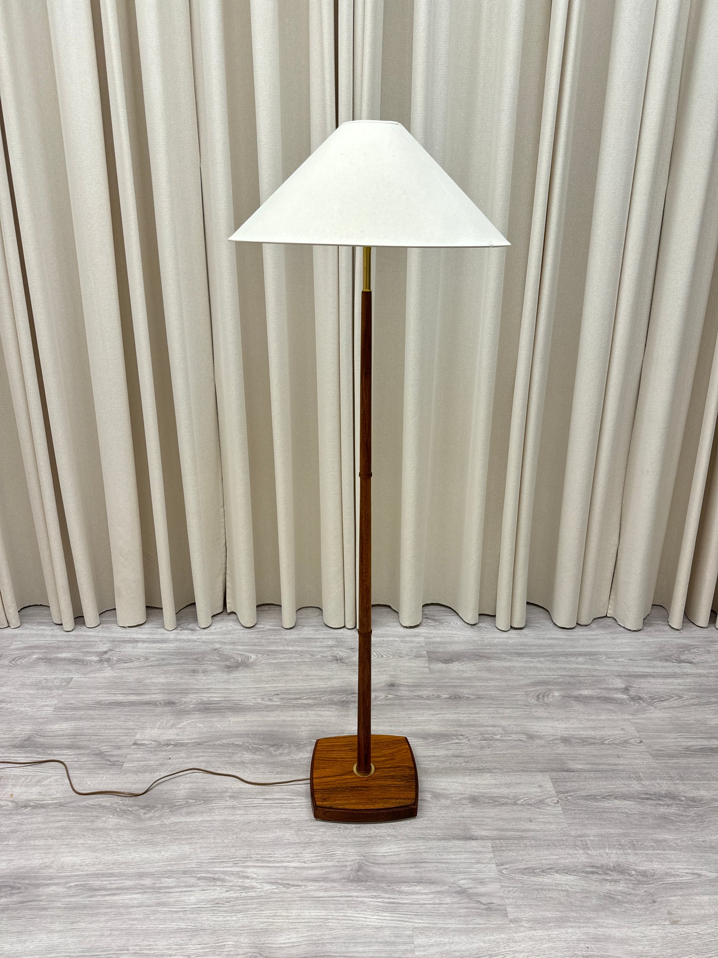Golvlampa - Teak