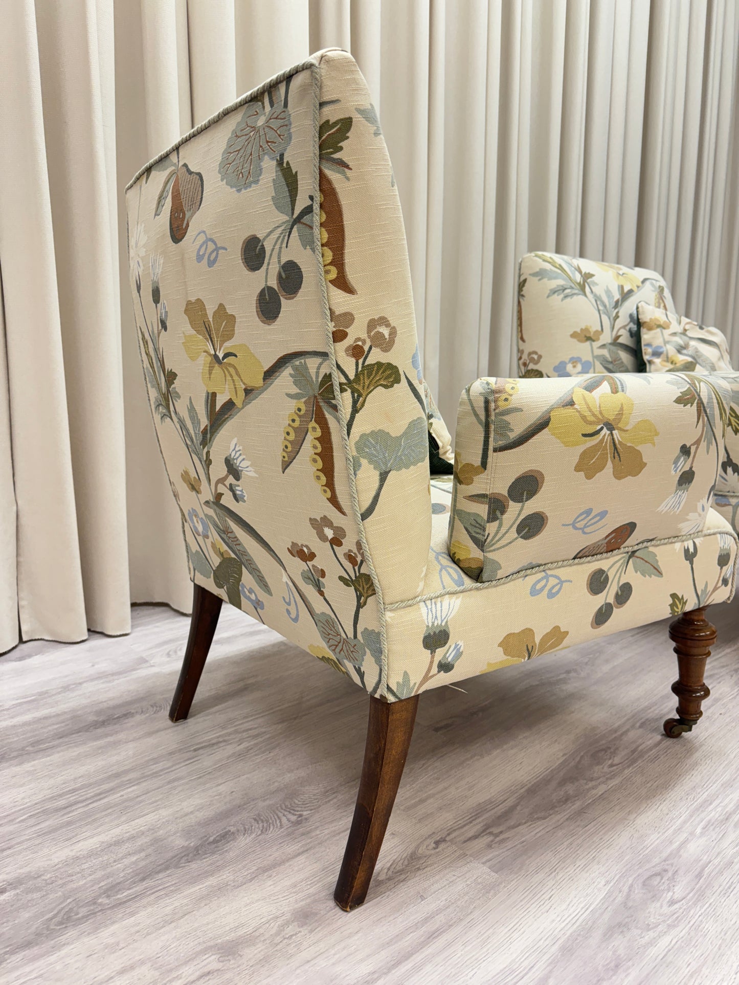 2 st blommiga fåtöljer - Sekelskifte