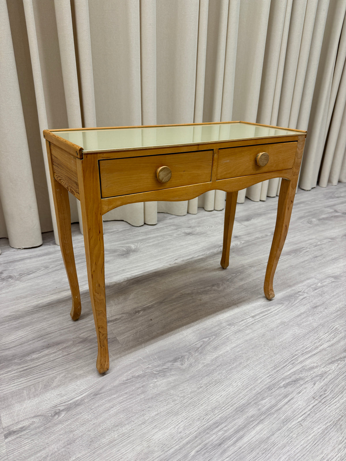Minibyrå med glasskiva